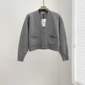 Short, simple and versatile knitted sweater